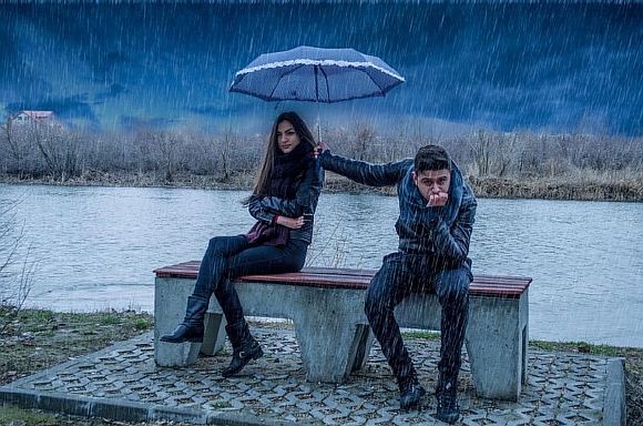 Рожи скаля осень злится 